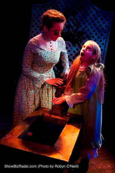 Audra Honaker as Annie Sullivan and Ellie Martin as Helen Keller